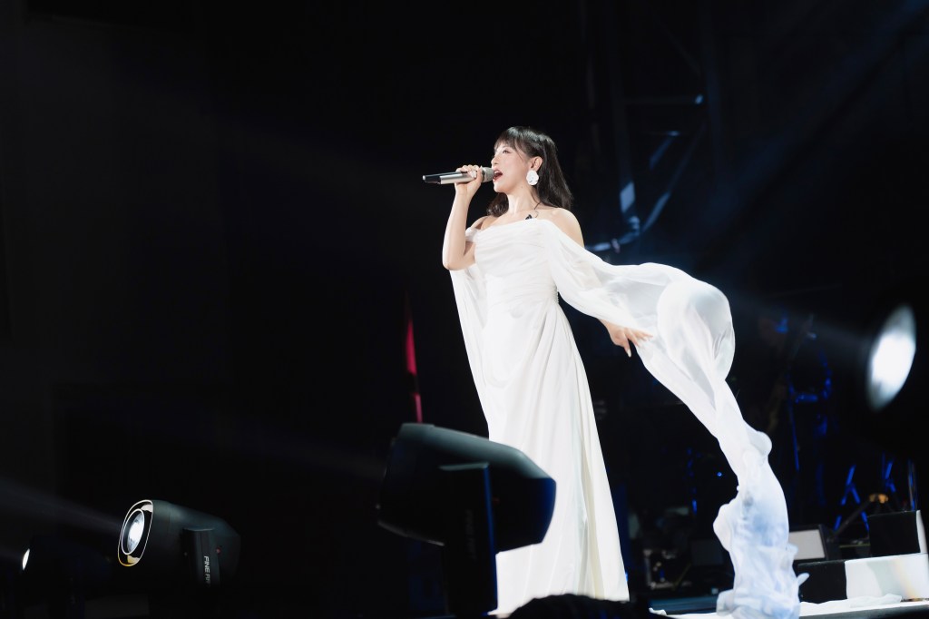 多首噹式情歌連唱,全場慢歌哭出來