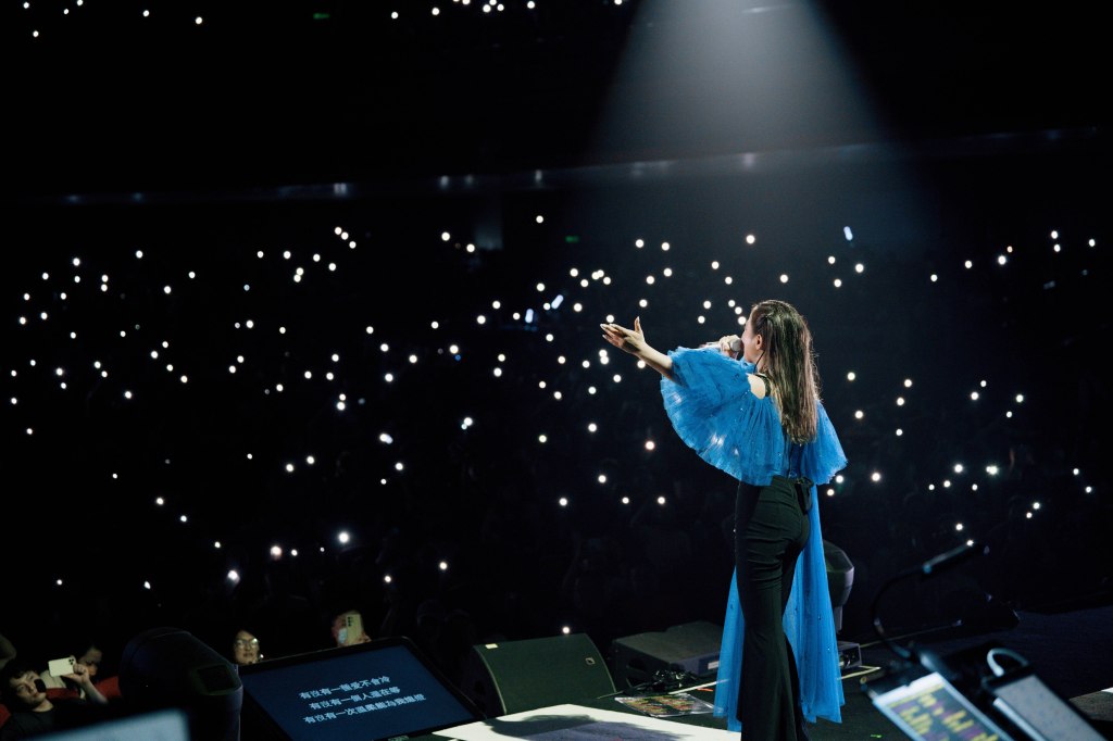 全場跟著丁噹嗨唱