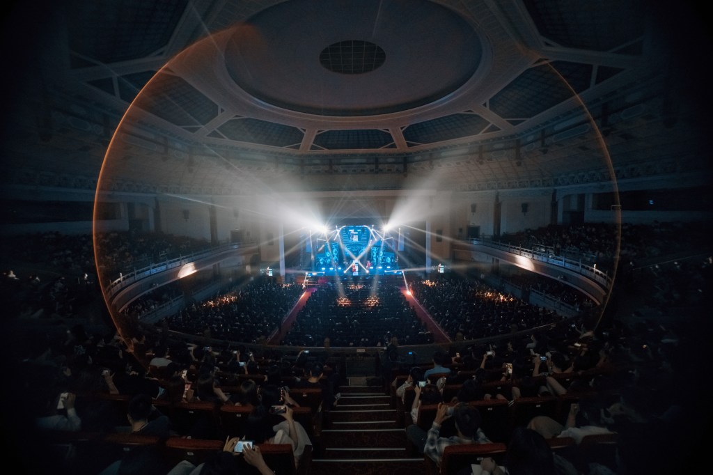 全場跟著丁噹嗨唱