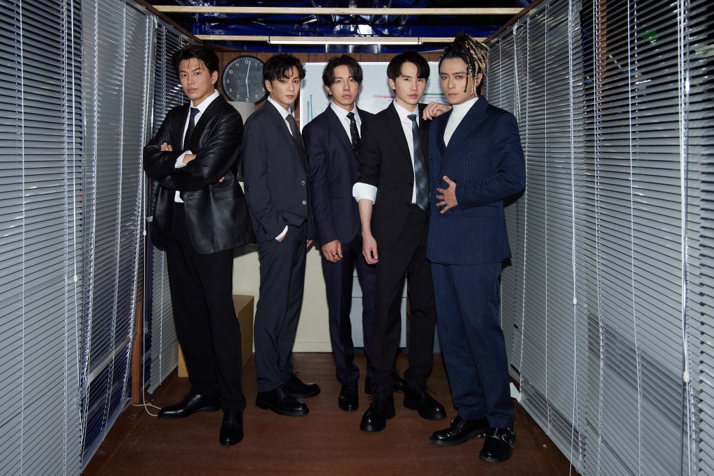 Energy特別穿上上班族西裝打起領帶，象徵工作不順的上班族渴望週五下班時盡情解放