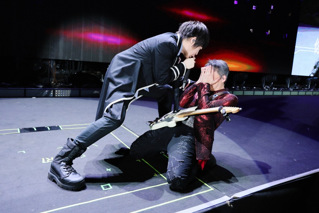 阿信與石頭互動