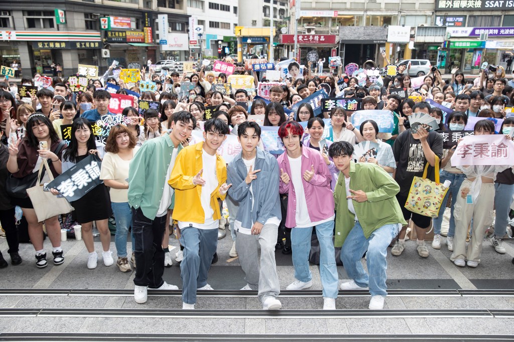 AcQUA源少年14日舉辦首張專輯「I _m Here我在」台北簽唱會，與現場粉絲們開心大合影