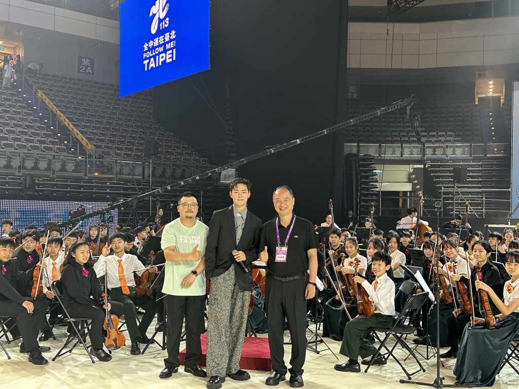 AcQUA源少年須弘道與介壽國中、敦化國中的弦樂團一起合照