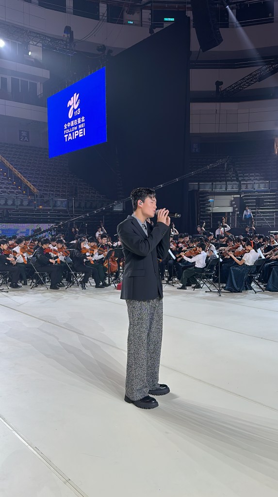 AcQUA源少年須弘道與介壽國中、敦化國中的弦樂團合作演出《懸崖》，演出前彩排照