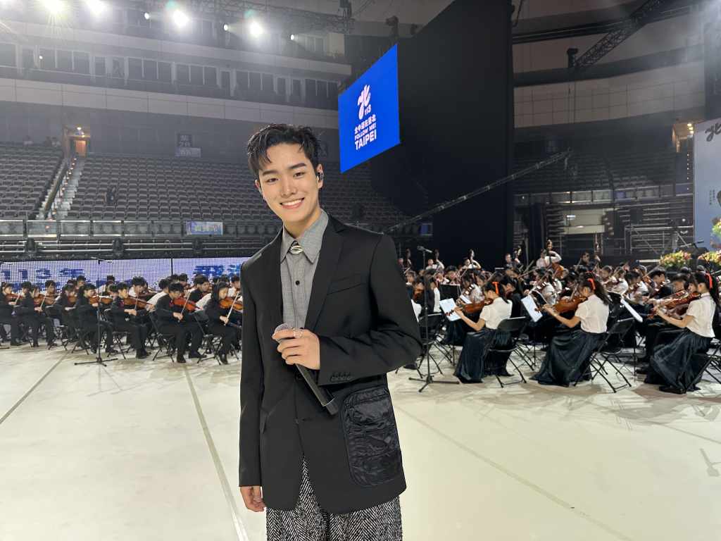 AcQUA源少年須弘道２０日受邀全中運表演，與介壽國中、敦化國中的弦樂團合作演出，演出前彩排照