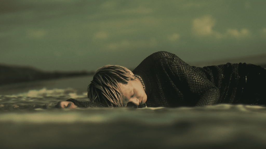 主打歌〈鯨魚〉MV Kr氪海洋生物變成人的隱喻