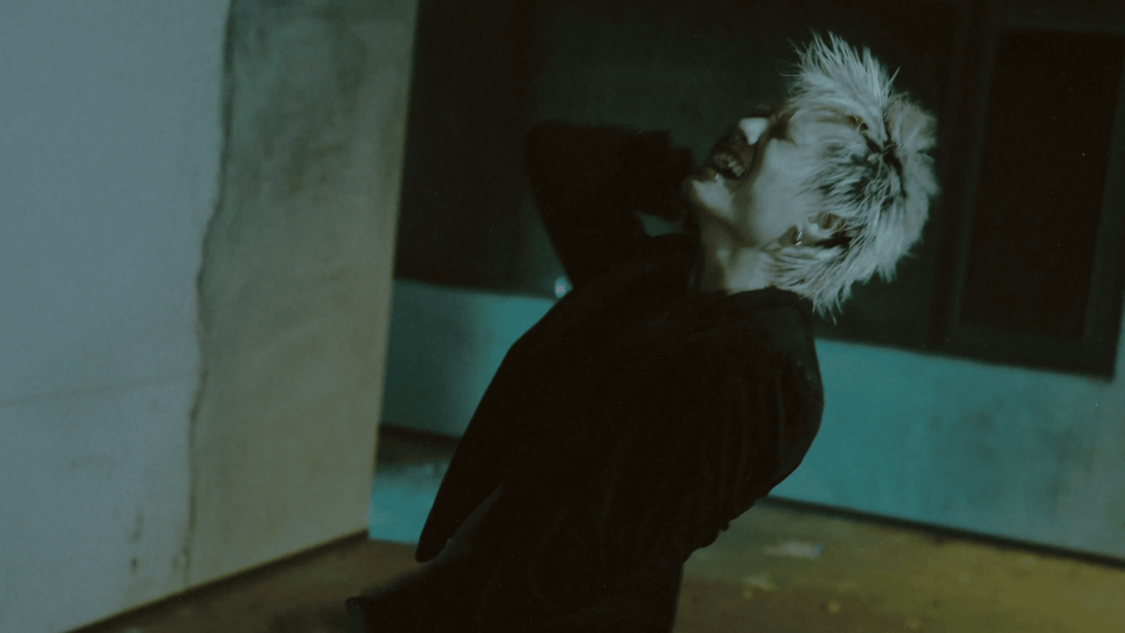 主打歌〈鯨魚〉MV Kr 氪飾演情緒崩潰的「emo」男主角