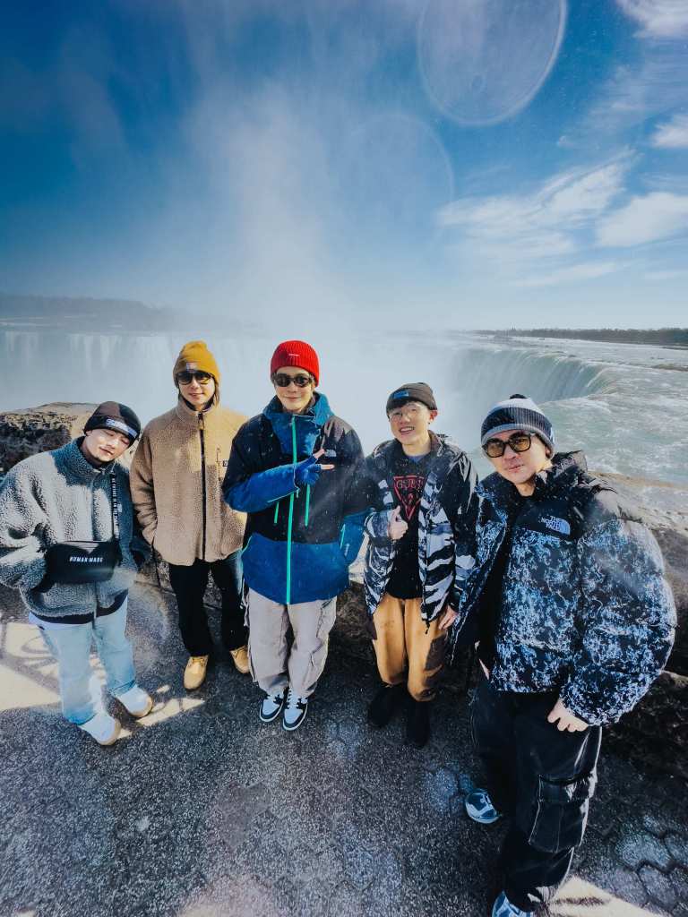 八三夭《顛倒世界 巡迴演唱會》巡迴在多倫多站時，趁空檔一行人特別搭車去尼加拉大瀑布，見證大自然的神奇
