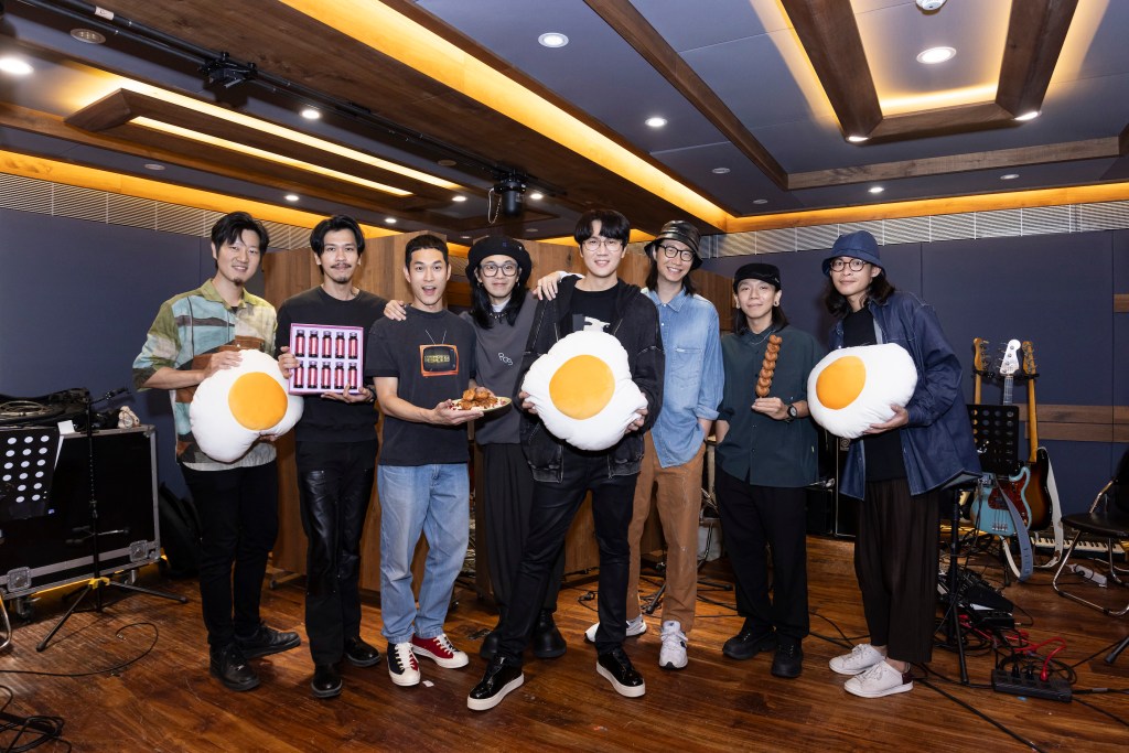 金曲樂團麋先生百忙抽空探班宇宙人練團 獻上驚喜三「蛋」 展現同門兄弟好情誼