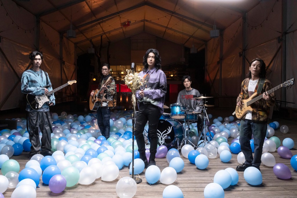 麋先生在上百顆氣球的空心寂寞中詮釋派對散場後的人去樓空