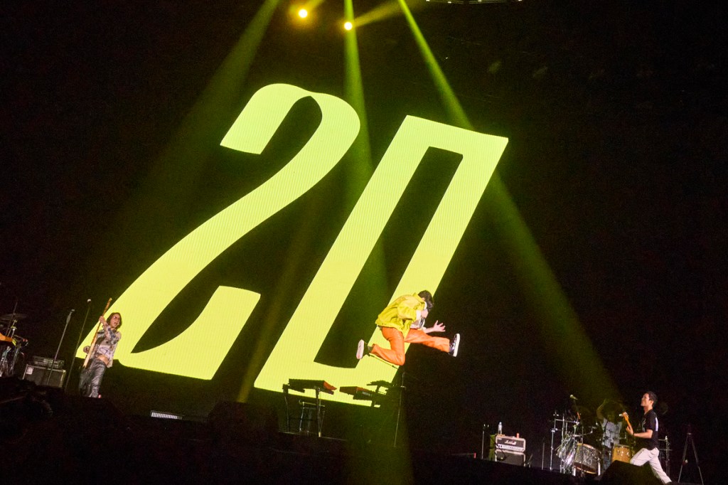 【bin】宇宙人20週年演唱會台北小巨蛋登場 偶像陳綺貞、麋先生、「太空警察」邱彥翔、成軍關鍵夥伴「白河幫」驚喜出場