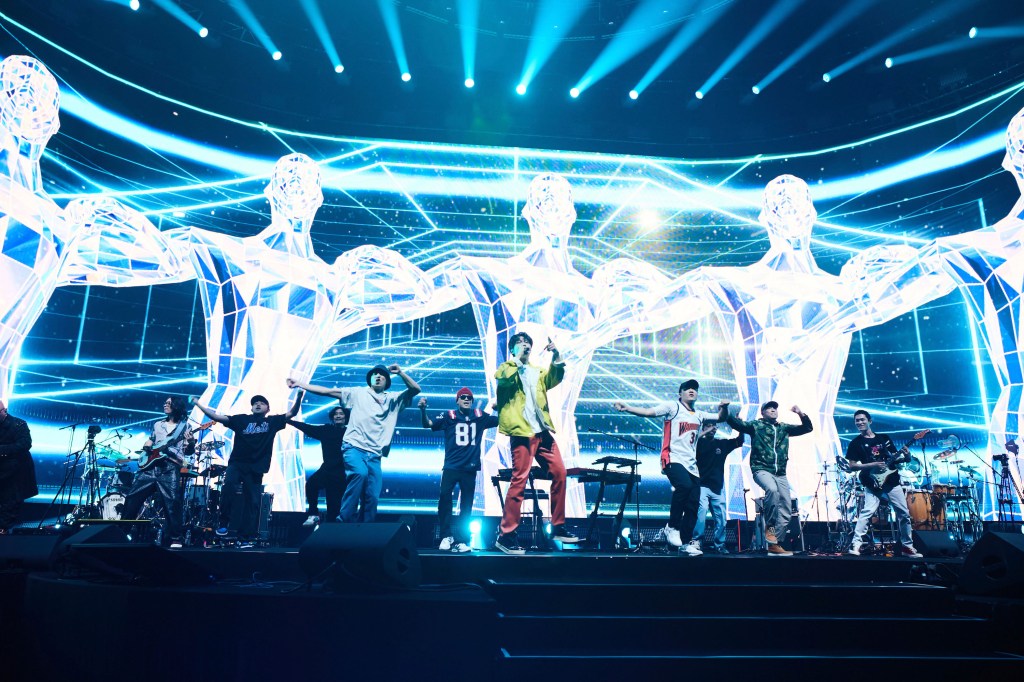 宇宙人與高中白河幫戰友邊唱邊跳〈太空警察〉