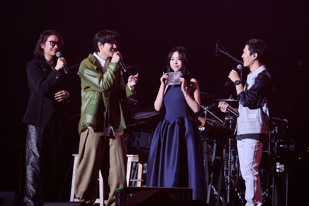 主唱小玉除了拿出專輯給陳綺貞簽名