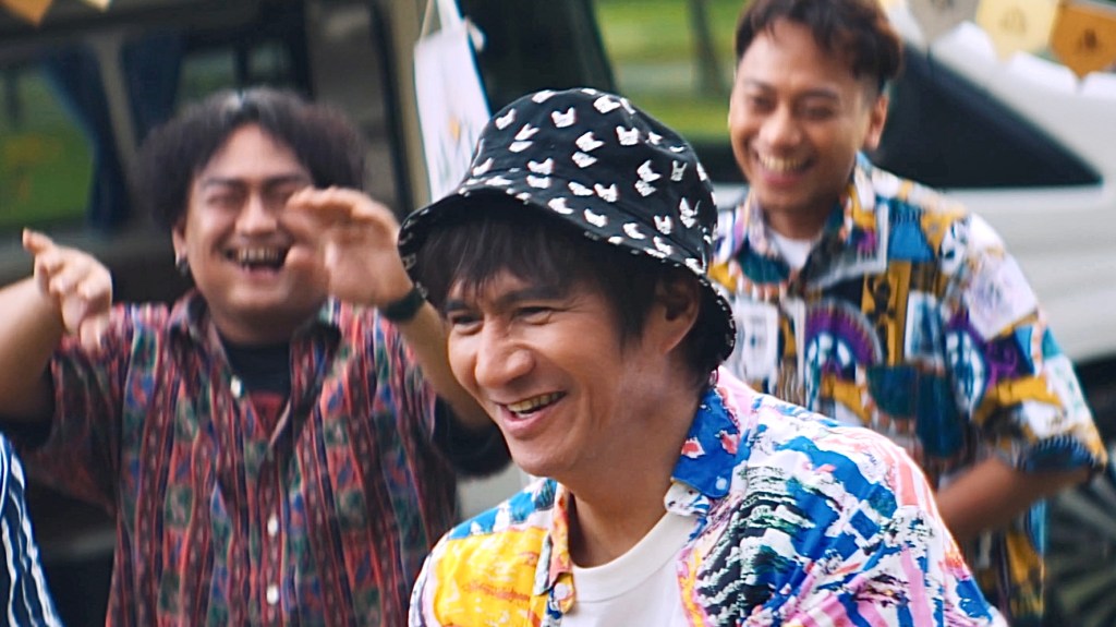 大哥哥般的金曲歌王王宏恩也參與了MV演出