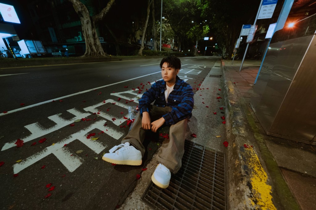 孫王力宛如以一聲「靠」發洩對遠距離戀愛的不滿