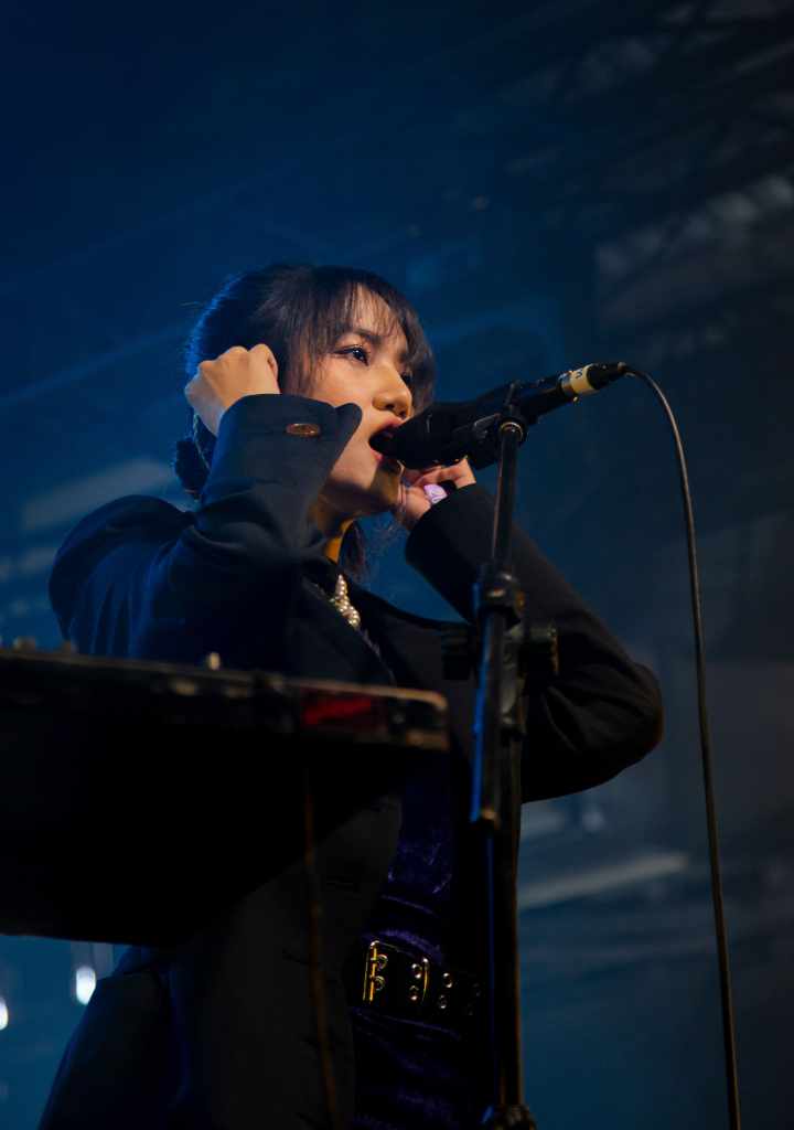 庸俗救星主唱家耘 GQ西服造型登台