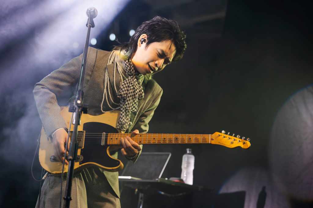 庸俗救星吉他手阿雷 GQ西服造型登台