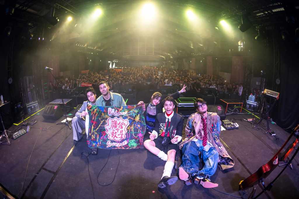 庸俗救星大港開唱演出爆棚 觀眾搶著進場