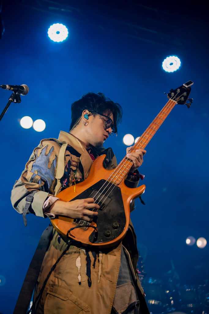 庸俗救星貝斯手晧宇 GQ西服造型登台