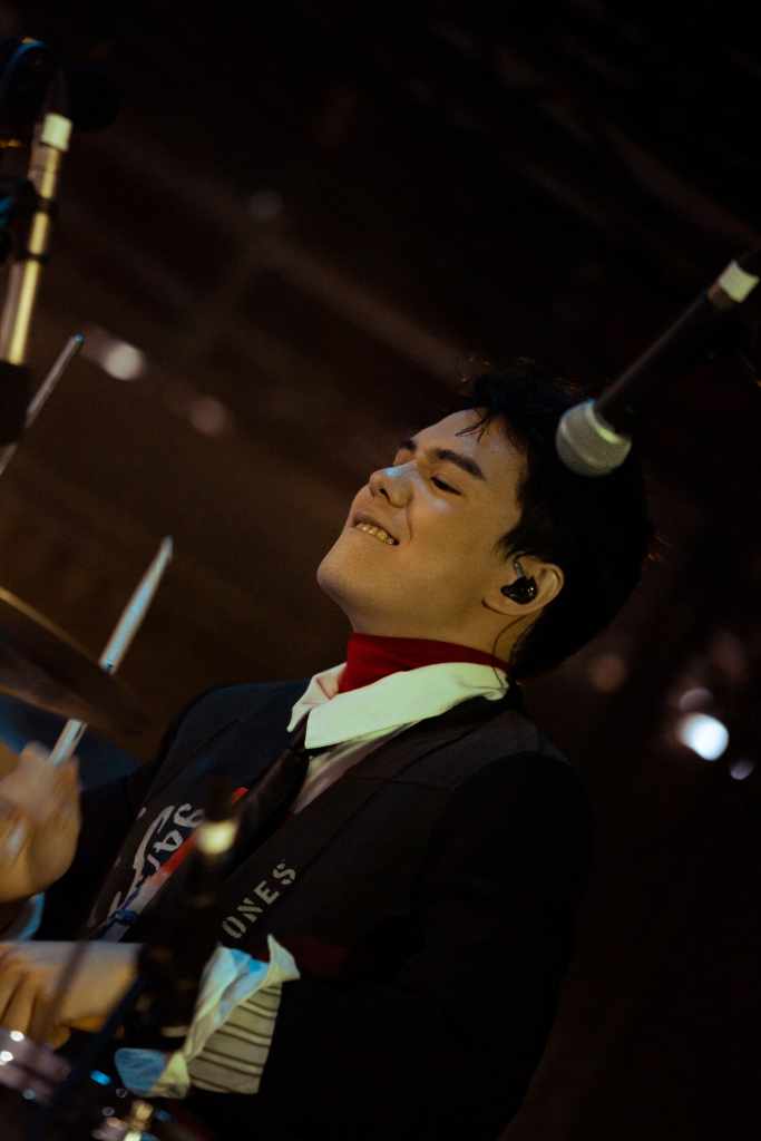 庸俗救星鼓手允祈 GQ西服造型登台