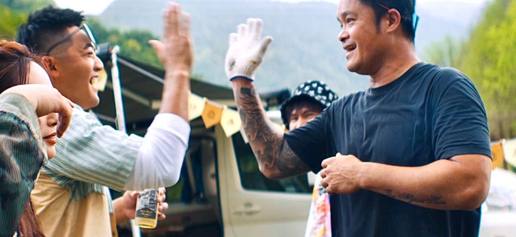 拿莫‧伊漾與來烤肉的大師兄林智勝擊掌