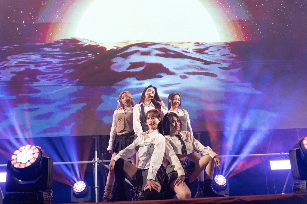 未來少女冠軍女團「日光之橙」專場簽唱會演出火力全開夯曲全發