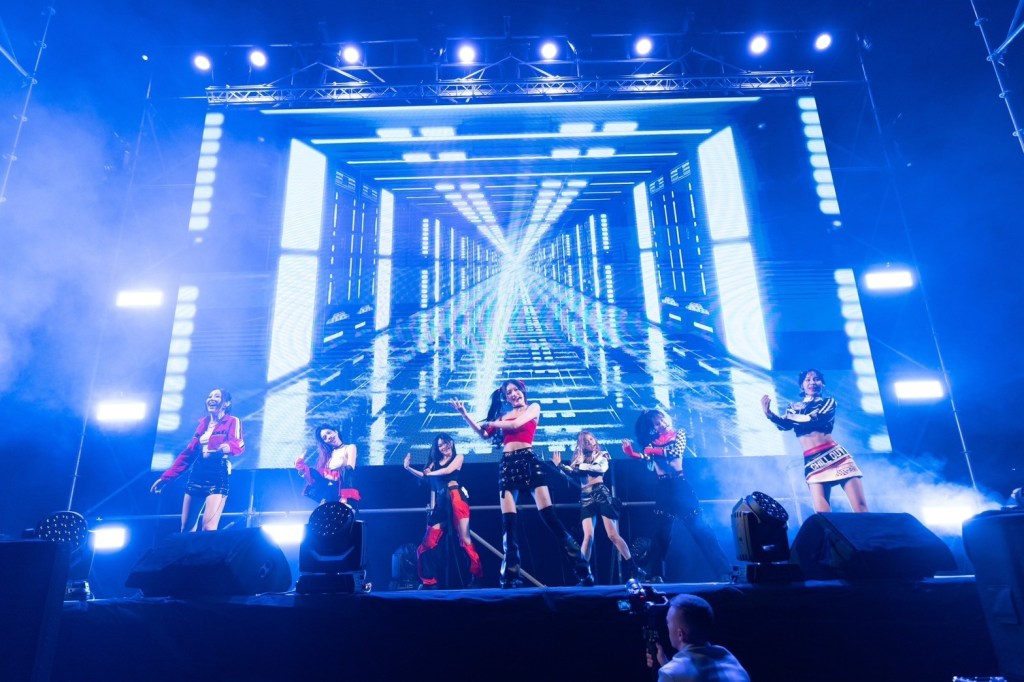 未來少女冠軍女團「日光之橙」專場簽唱會演出火力全開夯曲全發