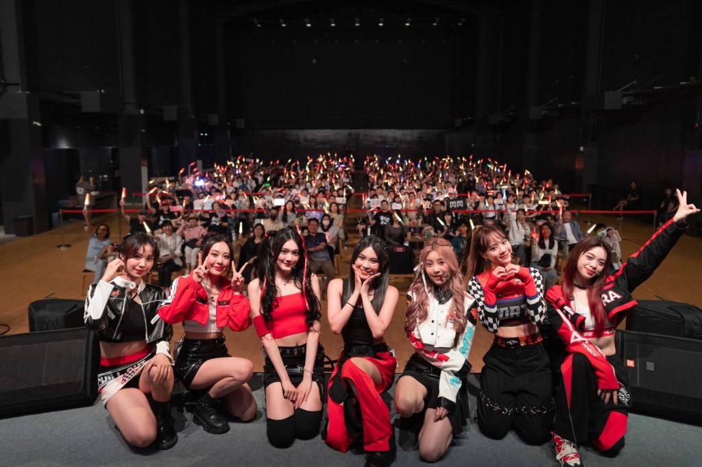 未來少女冠軍女團「日光之橙」專場簽唱會演出火力全開夯曲全發