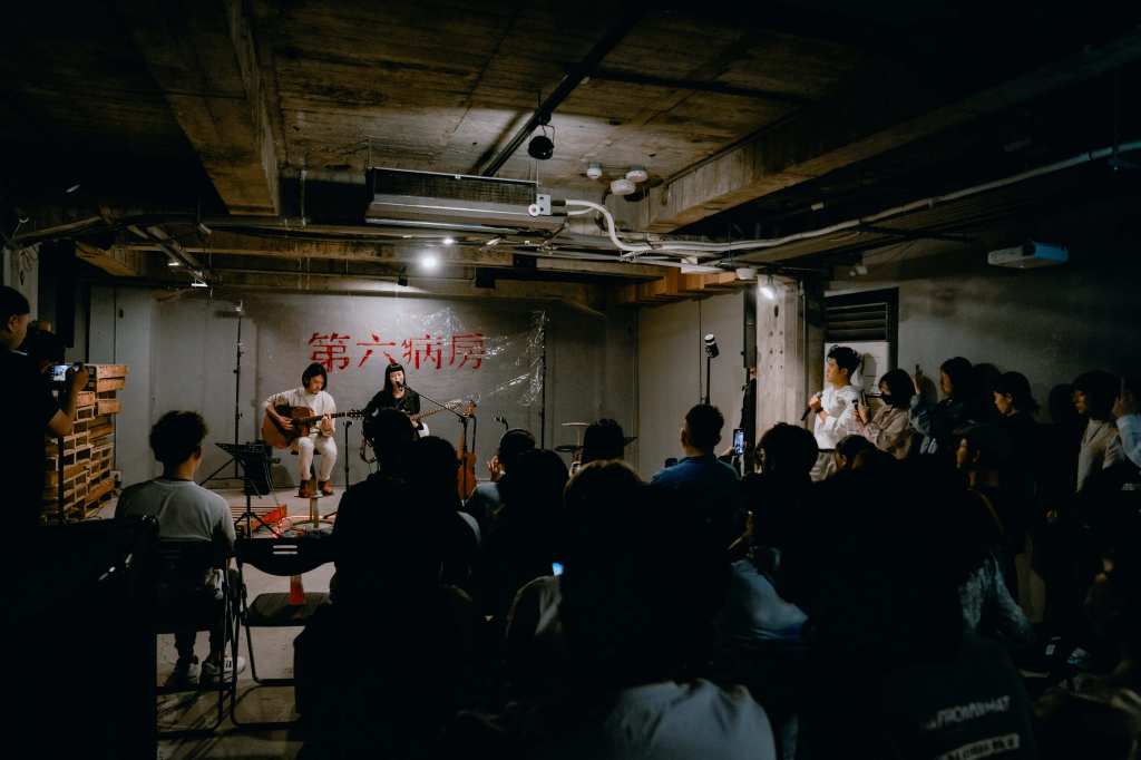 李嫣在發片派對中首度現場演出《第六病房》專輯歌曲，並邀請到參與專輯製作的吉他老師比康共同演出