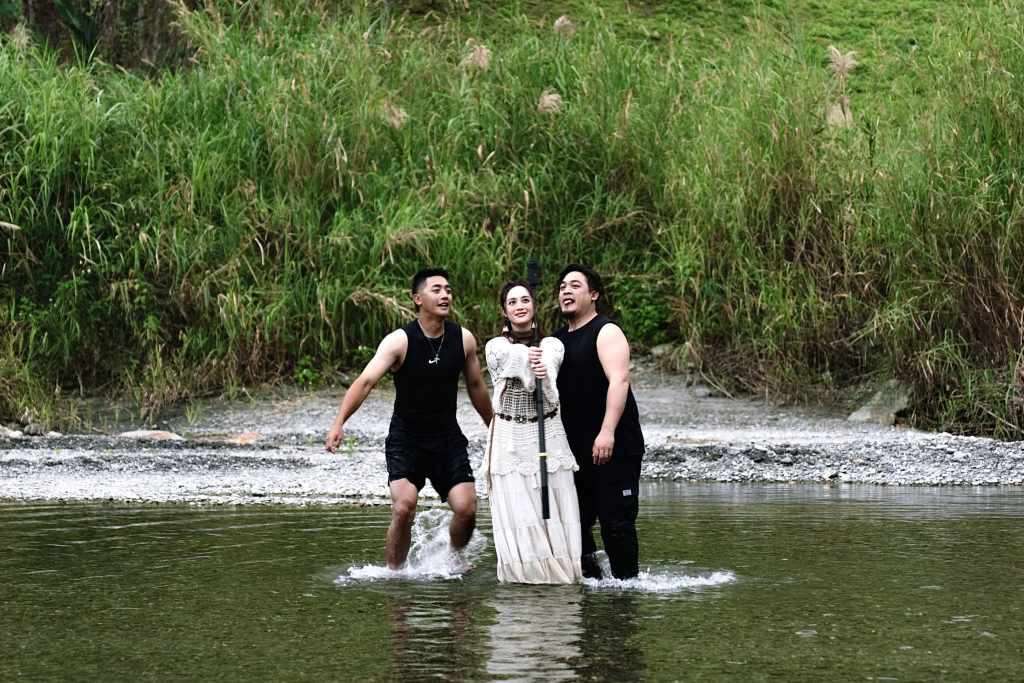 舞思愛三姊弟溪邊合照