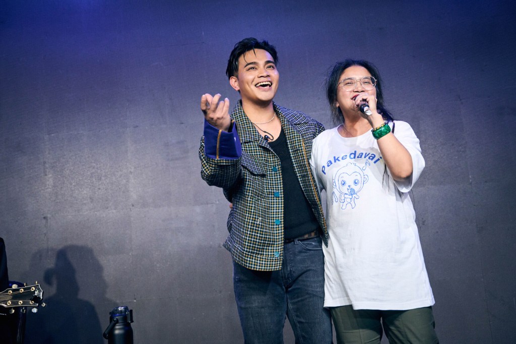 《情歌手》台北專場演出 邱軍和媽媽 (照片提供:索尼音樂)