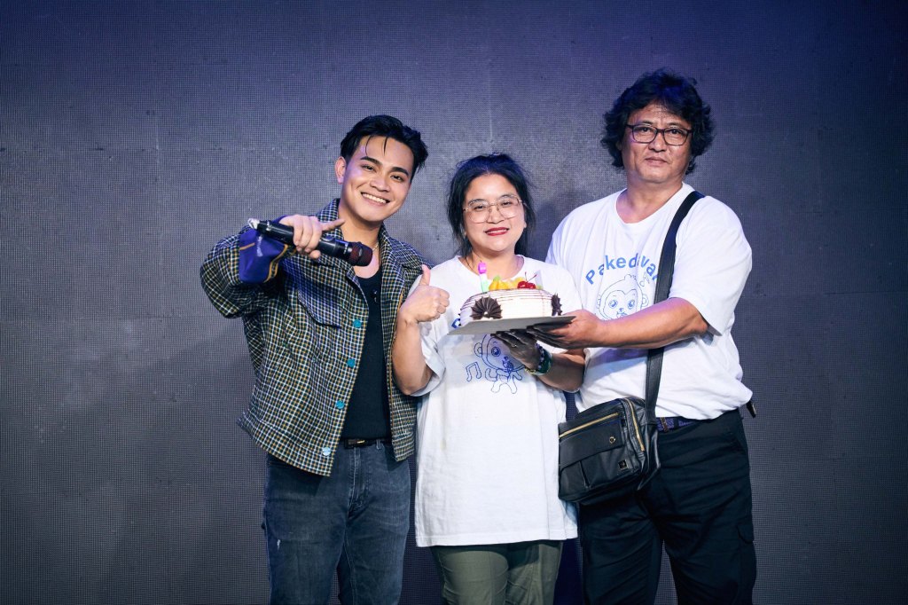 《情歌手》台北專場演出 邱軍和媽媽及爸爸 (照片提供:索尼音樂)