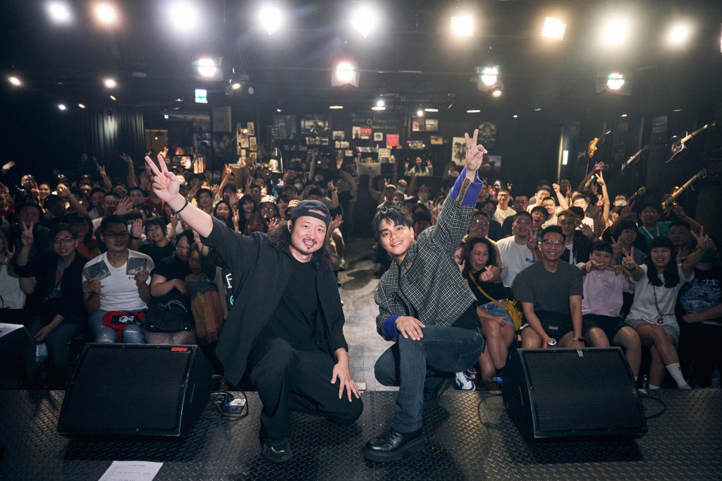 邱軍《情歌手》第二場專場 左為樂手小恩 (照片提供:索尼音樂)