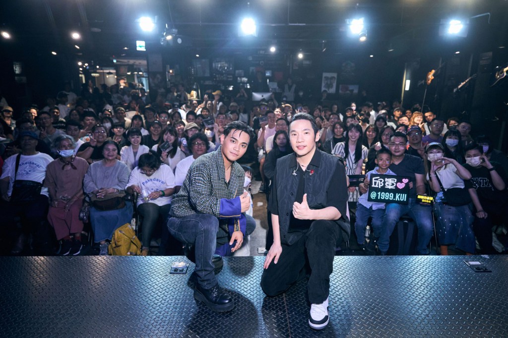 《情歌手》台北專場演出 邱軍和吉他手阿火 (照片提供:索尼音樂)