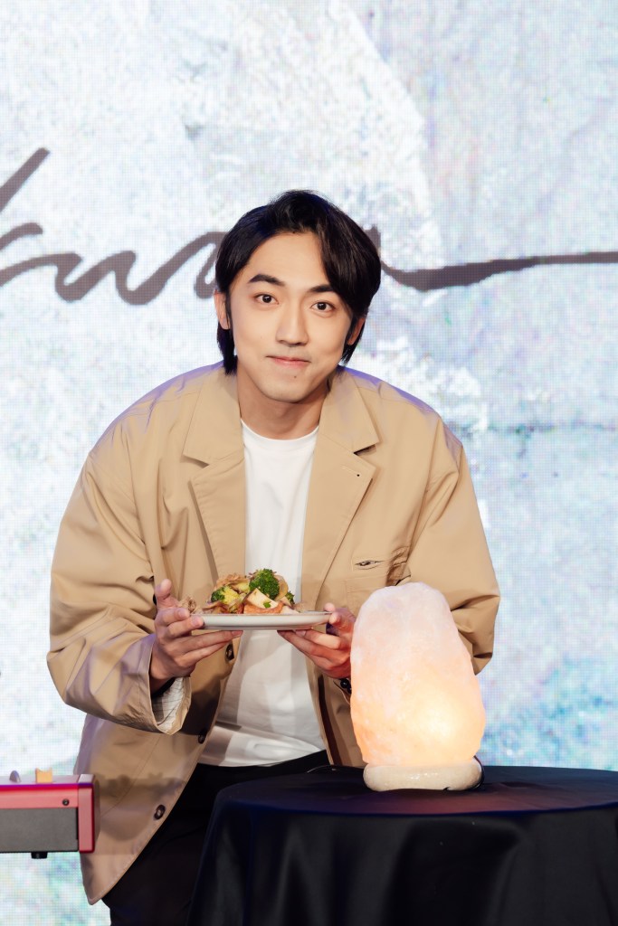 關浩德與最愛的鹹水雞、鹽燈合照