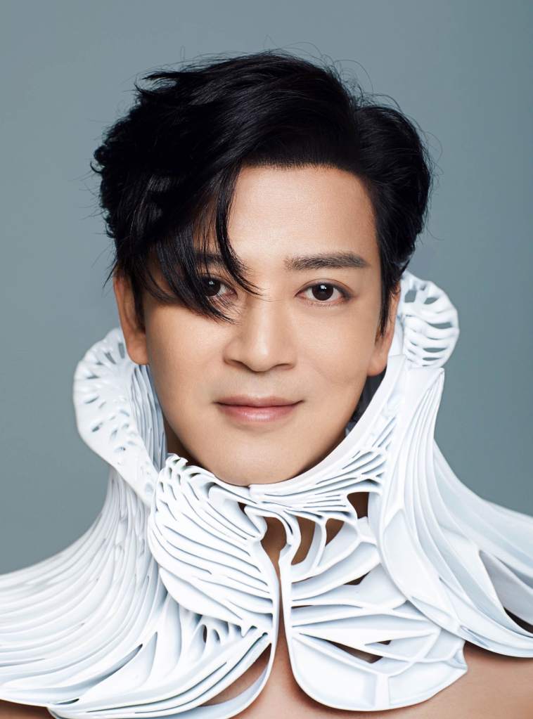 陳曉東Reflection心有獨鍾30年巡迴演唱會-以三面陳曉東黑白兩款呈現