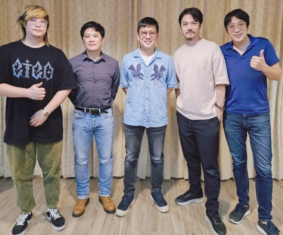 𝟐𝟎𝟐𝟑-𝟐𝟎𝟐𝟒南面而歌評審團，左起ZERO阿霖、蘇明淵、評審總召陳子鴻、王爺斯禹、藤井俊充