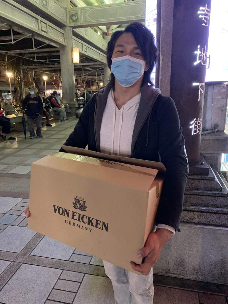 陳凡騏經過夜市 發送熱食給街友 (照片提供:大海娛樂)