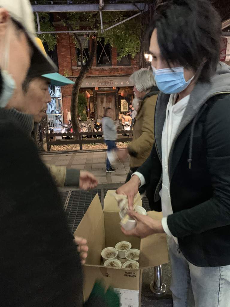 陳凡騏經過夜市 發送熱食給街友 (照片提供:大海娛樂)