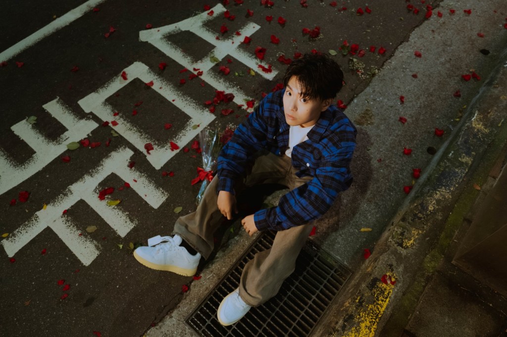 MV以黑色幽默手法,將遠距離戀愛的辛苦終結在「靠」字