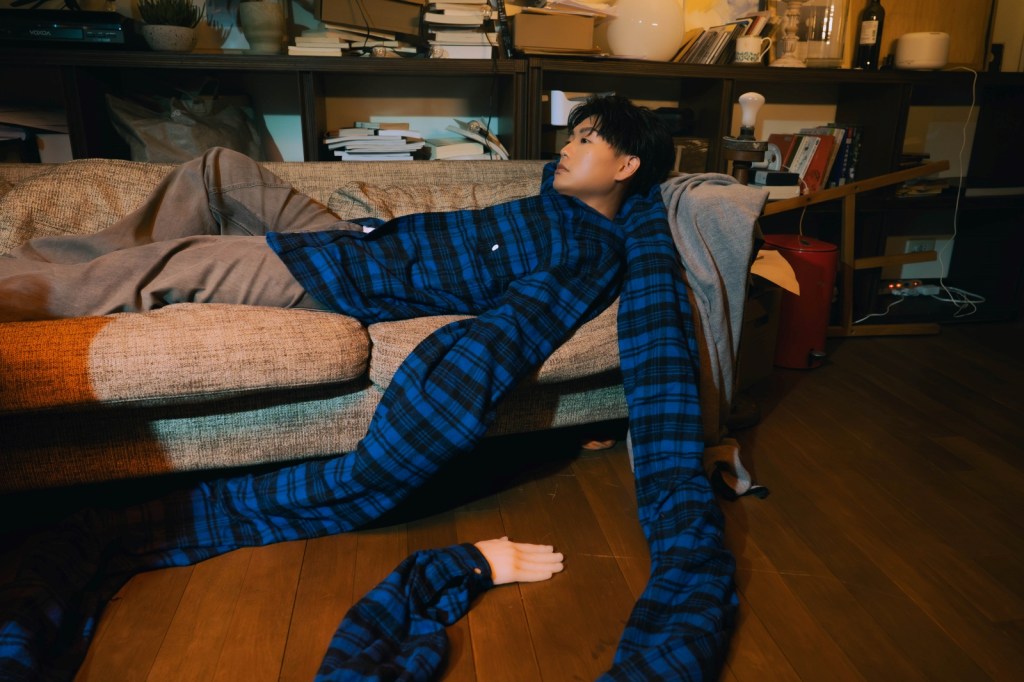 MV透過無限延伸的雙手,訴遠距離戀愛的無奈