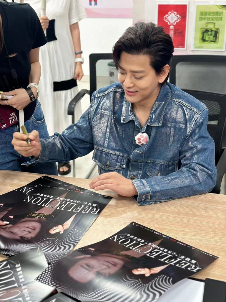 陳曉東親切為粉絲海報簽名