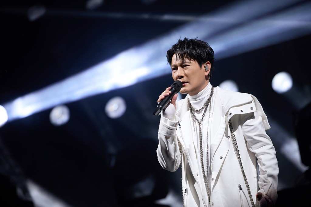 【NEWS】張信哲復古音樂教父裝扮登中國Billboard封面人物 《未來式》終極版巡演 實現上海體育場開唱夢想&nbsp;6/29將解鎖鳥巢