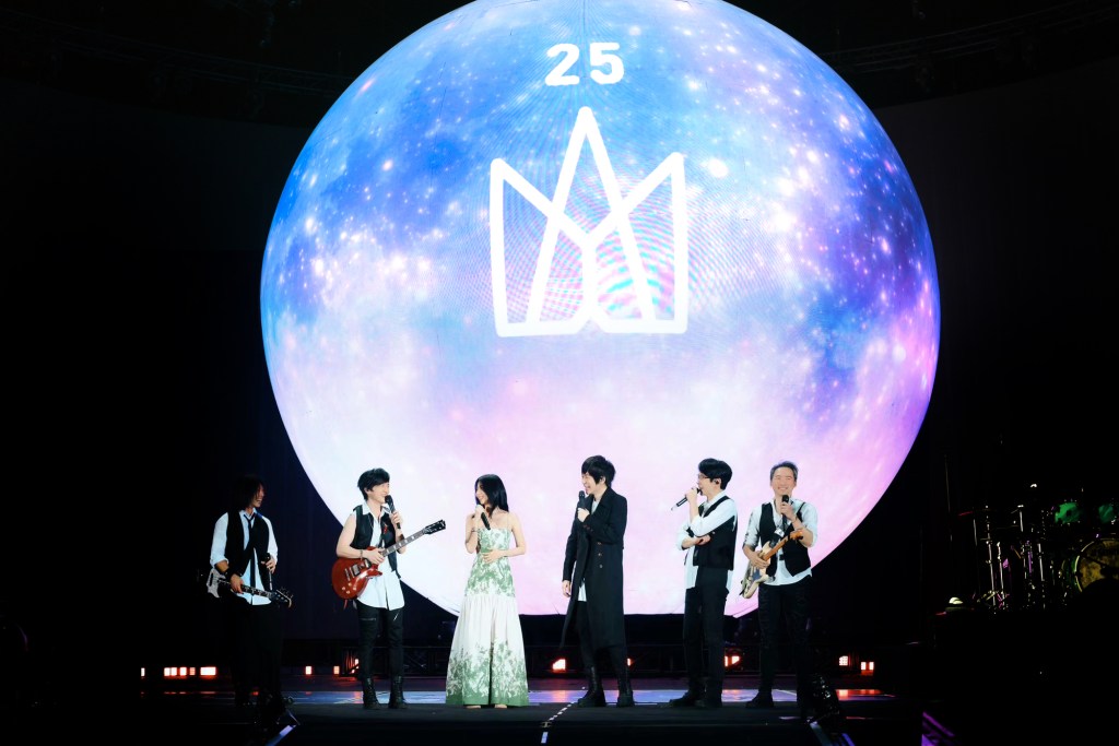 五月天《回到那一天》鳥巢演唱會第一場邀請女神陳綺貞擔任嘉賓，音樂風采注入鳥巢最美風景