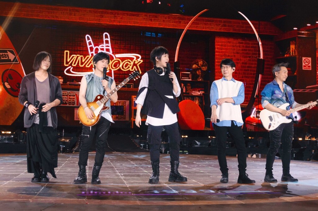 【bin】五月天《回到那一天》25週年巡演前進香港 首日從開場的炙熱暑氣唱到最後雷暴雨下 散場後加碼線上「加班」40分鐘