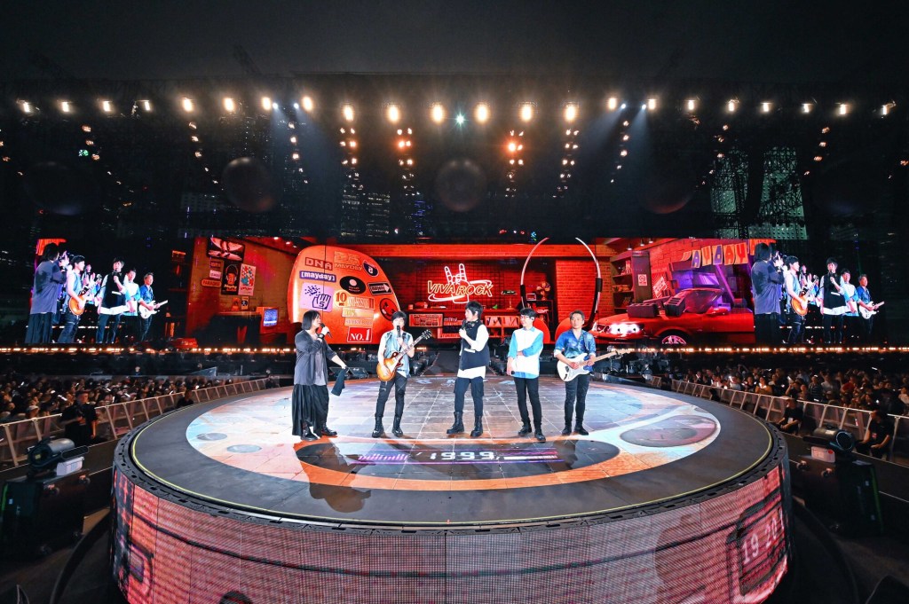 五月天《回到那一天》25週年巡迴演唱會中環海濱活動空間開唱