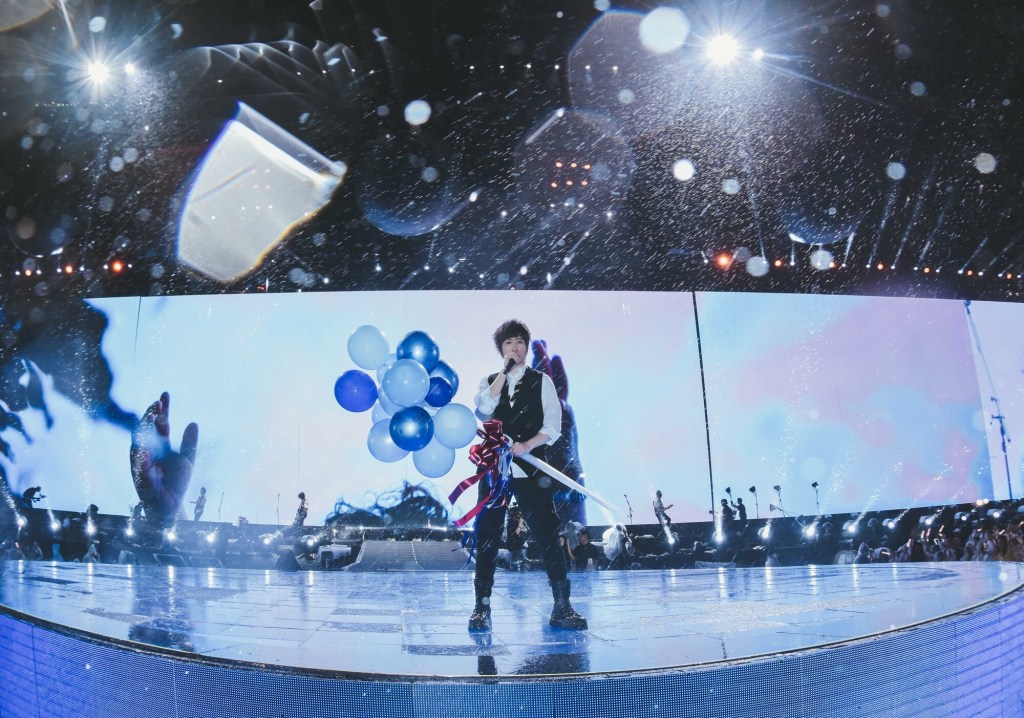 五月天從一開場的炙熱暑氣唱到最後雷暴雨下的〈倔強〉