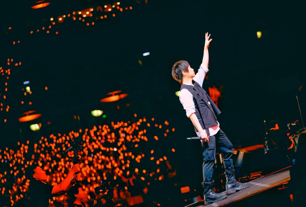 阿信要歌迷的聲音透過鳥巢天空傳到全世界