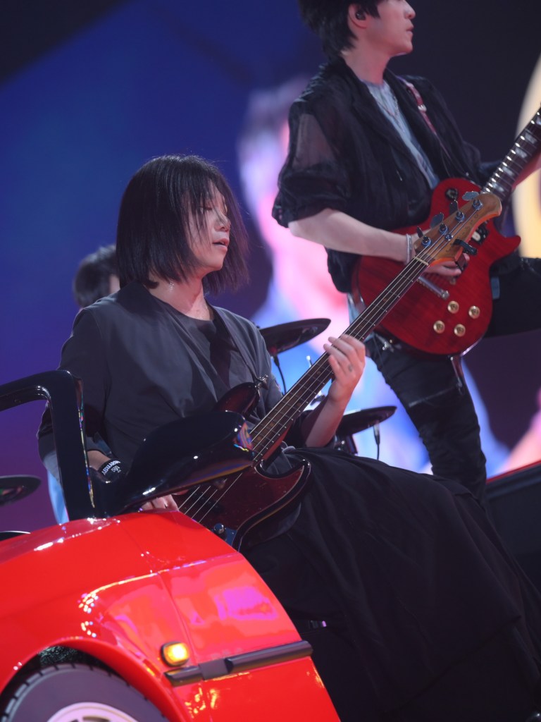 瑪莎興奮地和歌迷打招呼