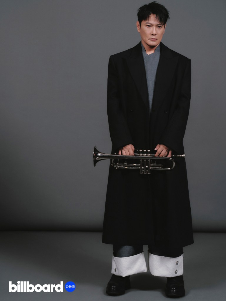 張信哲登上「中國音樂公告牌」(Billboard)四月號封面人物 (翻攝網路)
